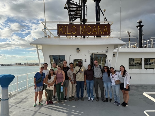 A group of OBVI workshop attendees take a photo on the RV Kilo Moana.