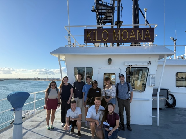 A second group of OBVI workshop attendees take a photo on the RV Kilo Moana